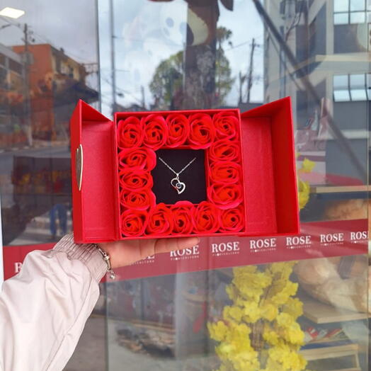 Caixa C/ Colar e Rosas Artificial - Pingente Te Amo em 100 idiomas