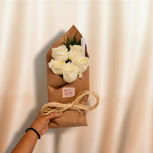 Buquê Poema Rustico no Kraft Artesanal - Escolha a Cor da Rosa: Vermelha, Azul, Cor de Rosa, Lilas, Branca ou Amarela