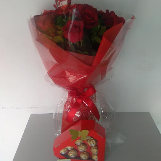 Buquê com 12 rosas e 10 chocolates