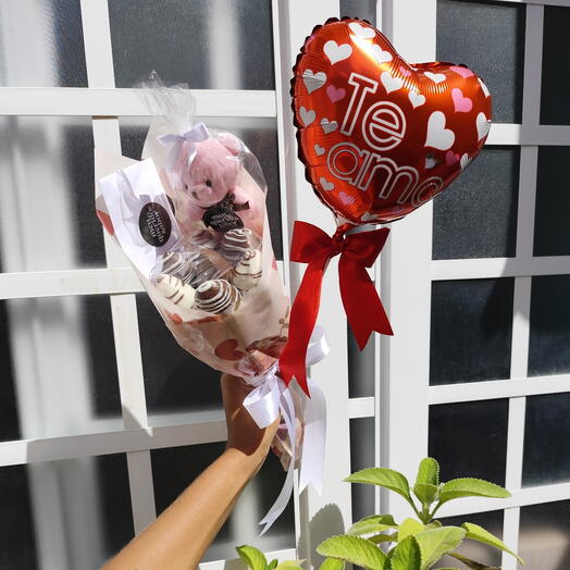 Buquê de chocolate com morangos Alegria + Pelucia, Balão coração e Bilhete