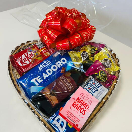 Cesta de Coração com Vinho e Chocolates