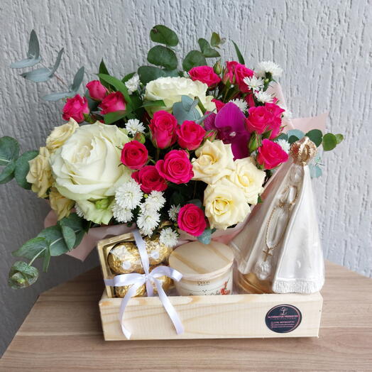 Cesta Nossa Senhora Aparecida com flores e vela