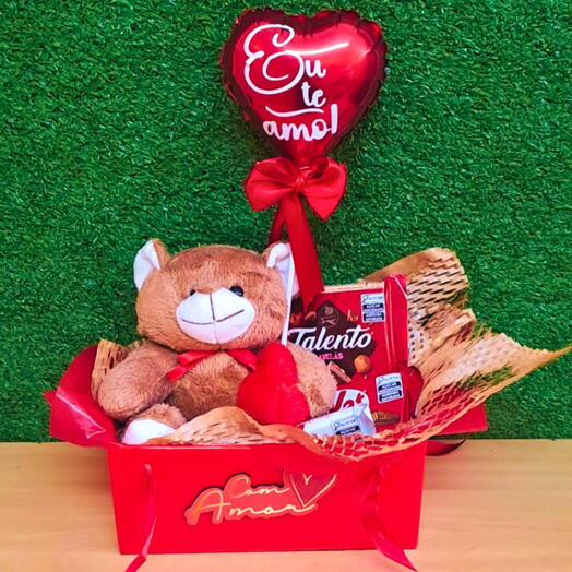 Cesta com mini urso de pelucia e chocolates