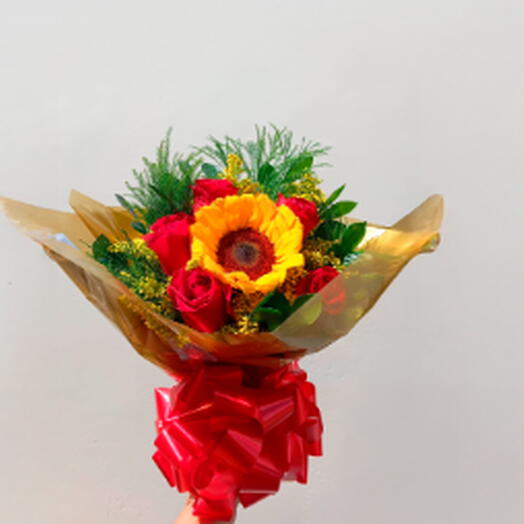Buquê Encanto Dourado com Girassol e Rosas Vermelhas