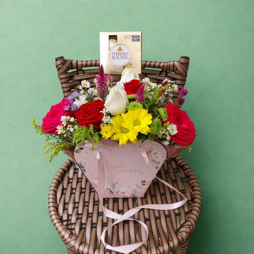Arranjo de Rosas mistas e flores do campo em Cachepot com Ferrero Rocher