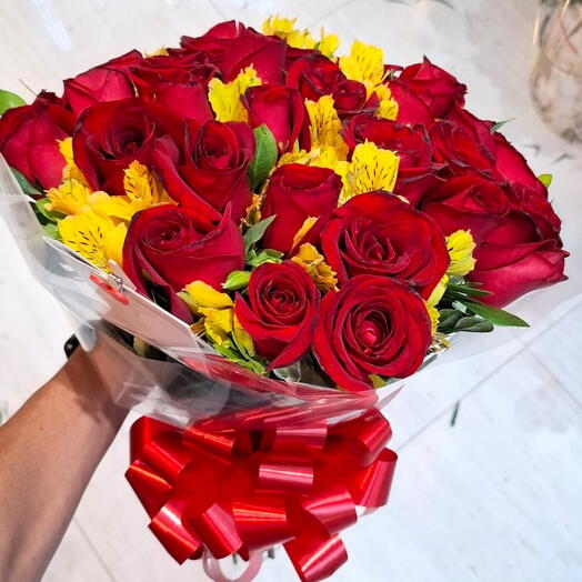 Buquê de 30 Rosas Vermelhas e Astromelias