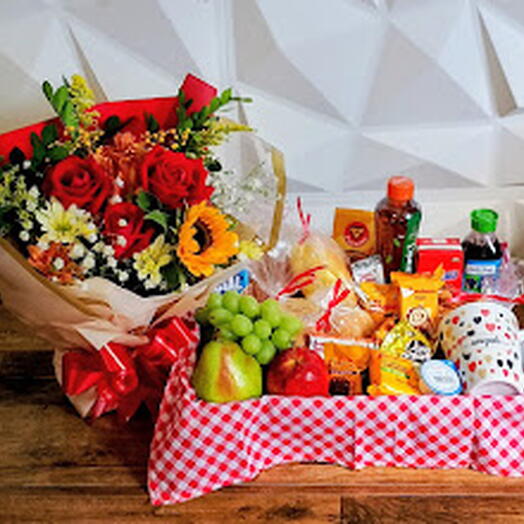 Cesta de Cafe da Manhã com flores e caneca