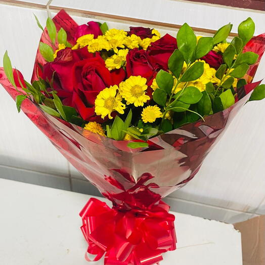 Buquê com 6 Rosas Vermelhas com Flores do Campo