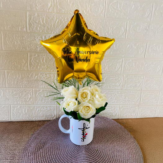 Caneca Florida com Rosas Brancas – Um Presente Personalizado e Sofisticado