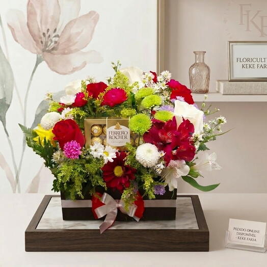 Cesta de flores do campo, rosas mistas e Ferrero rocher