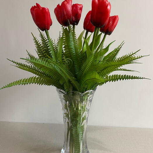 Vaso de vidro com tulipas permanentes