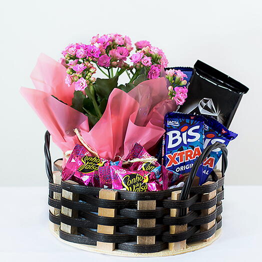 CESTA COM CHOCOLATES E FLORES