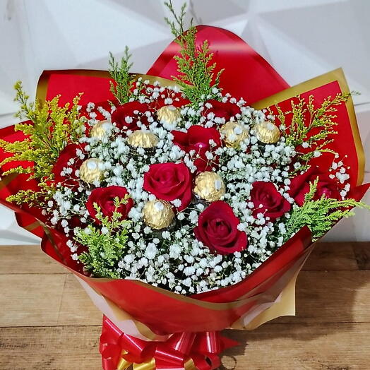 Buquê de Rosas Vermelhas com 8 Ferrero Rocher