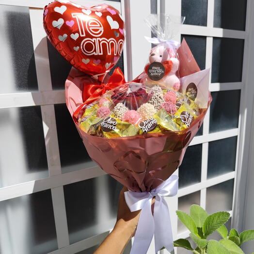 Buquê de chocolate com morangos, uvas e bombons Doçuras + Pelucia, Balão coração e Bilhete