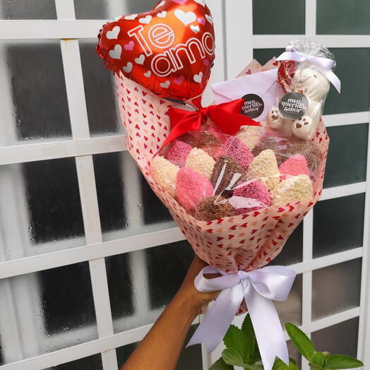 Buquê de chocolate com morangos Amor + Pelucia, Balão coração e Bilhete