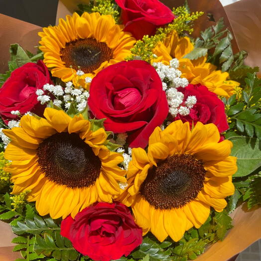 Buquê G de Rosas com Girassois