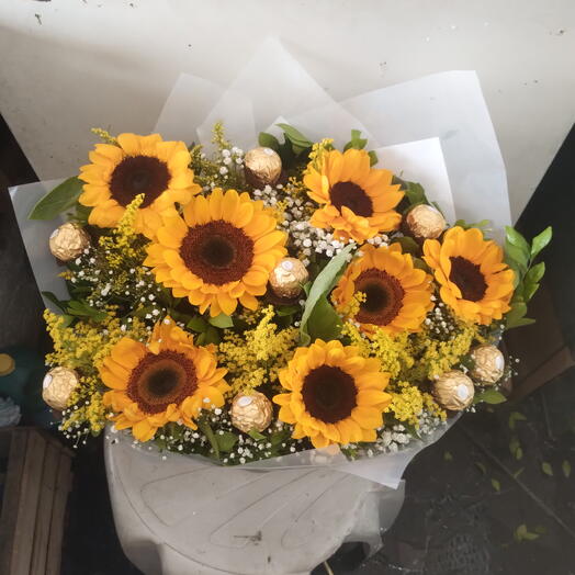 Bouquet Bom 8 Girassois e 8 Ferrero Rocher