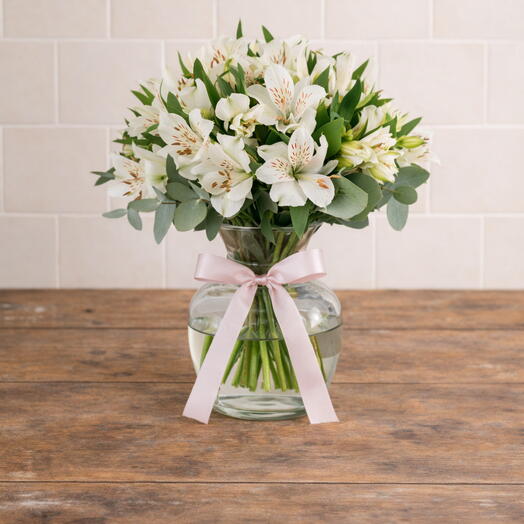 Arranjo de Astromelias Brancas em Vaso de Vidro | La Floricultura