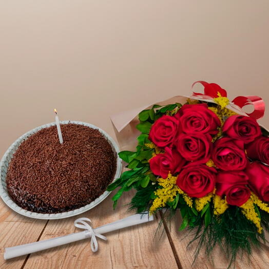 Buquê com 10 Rosas Personalizado e Bolo de Brigadeiro