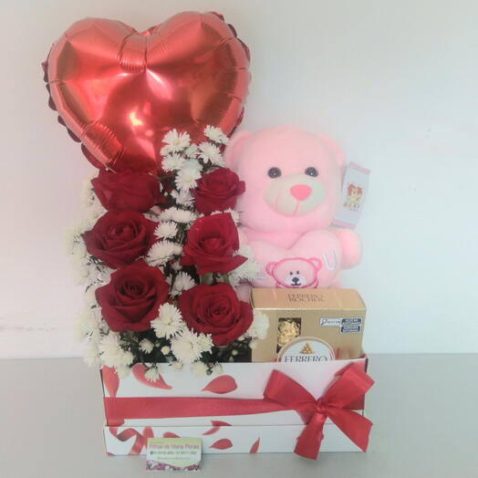 Caixa com 6 rosas pelucia 4 chocolates e balão