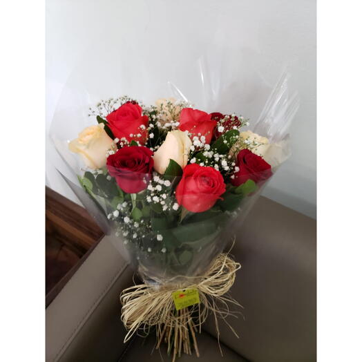 Bouquet com 12 Rosas nas Cores Vermelha, Cha e Laranja