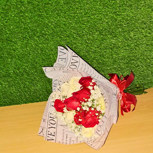Bouquet Romance em Jornal com Rosas Vermelhas e Brancas