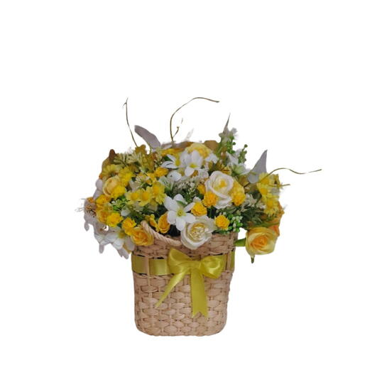 Arranjo com flores artificiais variadas na cesta de vime