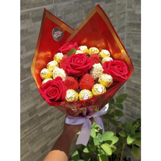 Buquê de chocolate com morangos, rosa e Ferrero Rocher Graciosa + Pelucia, Balão coração e Bilhete